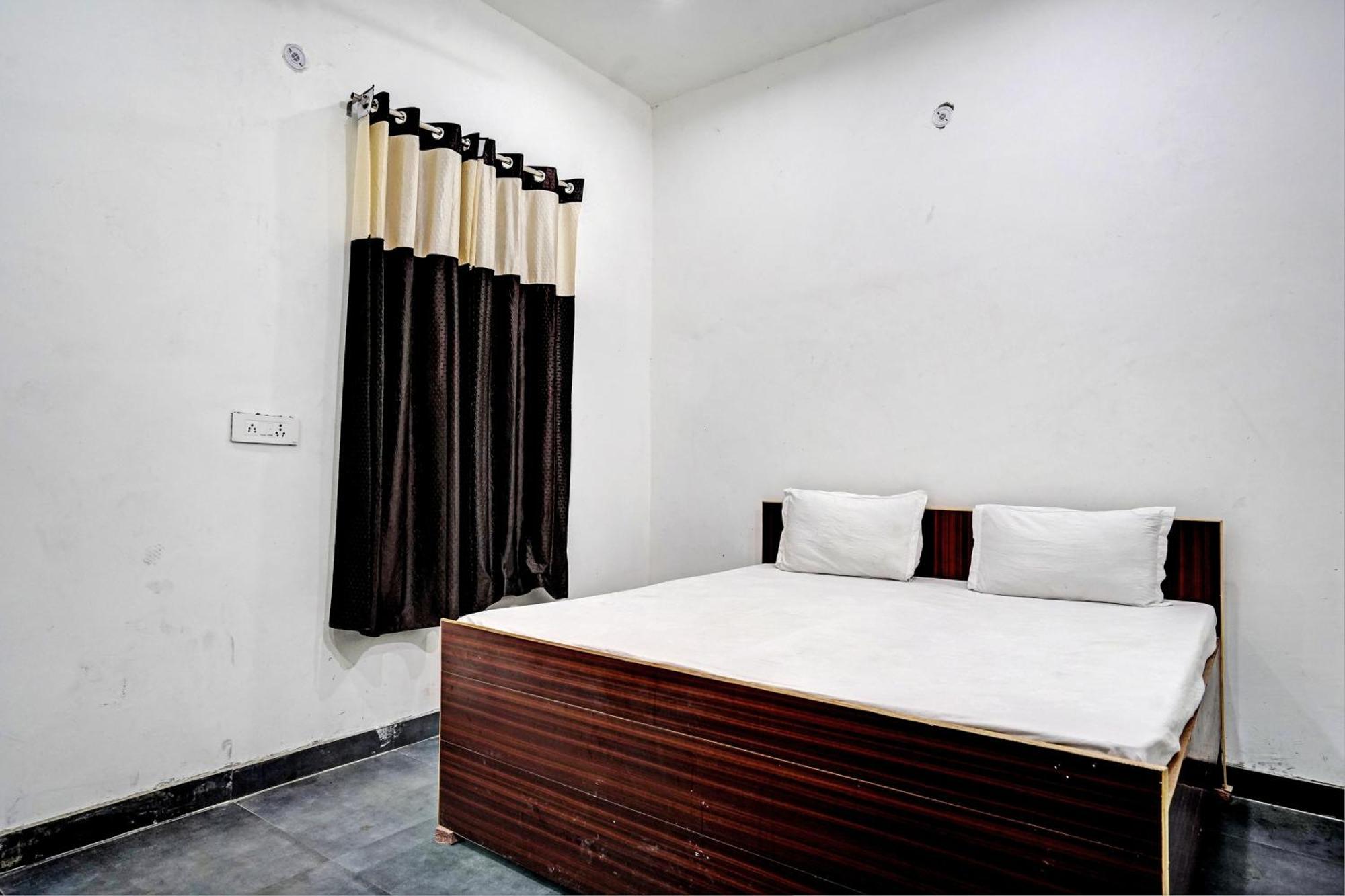 Oyo Double Ss Hotel Hāthras Exterior photo