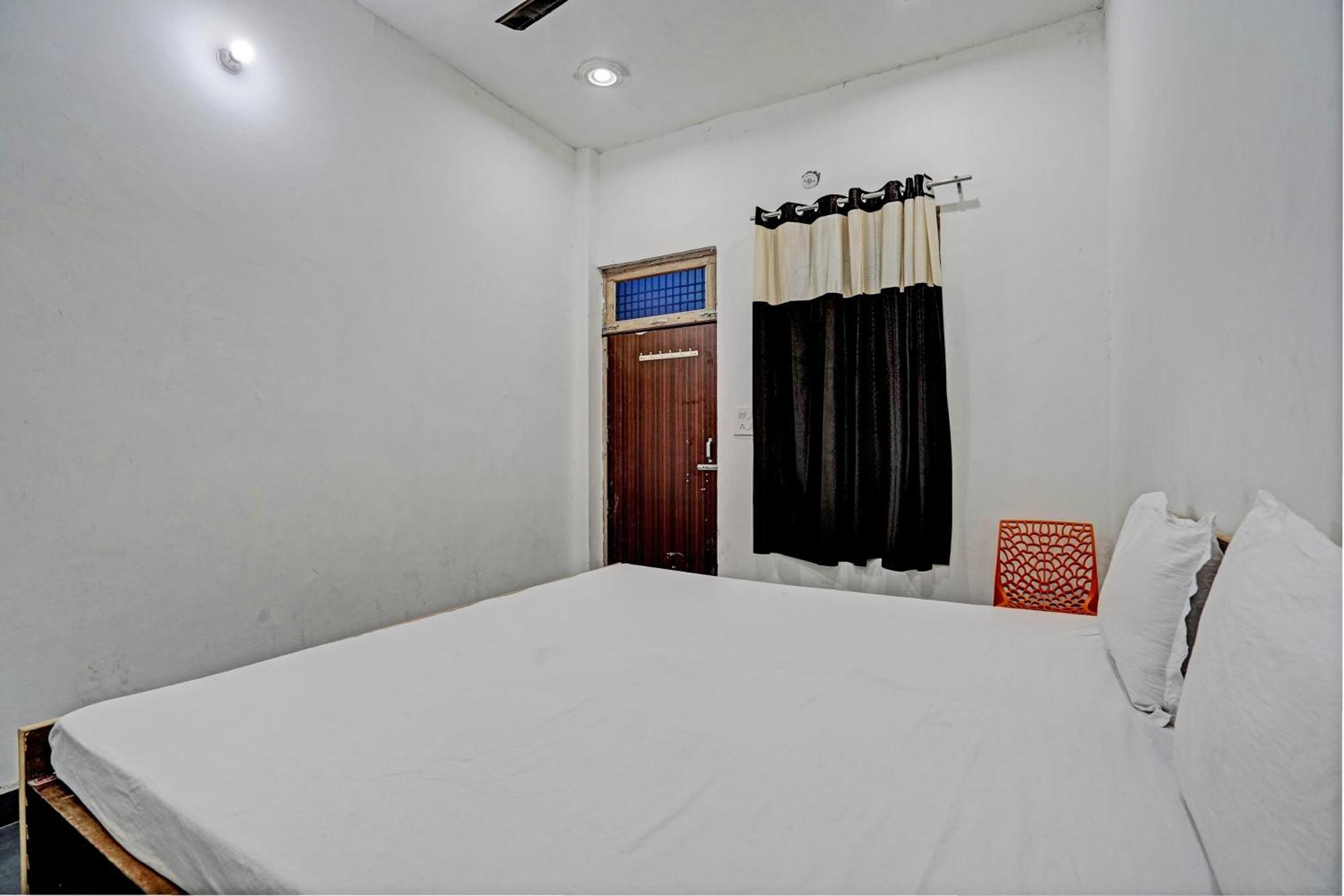Oyo Double Ss Hotel Hāthras Exterior photo