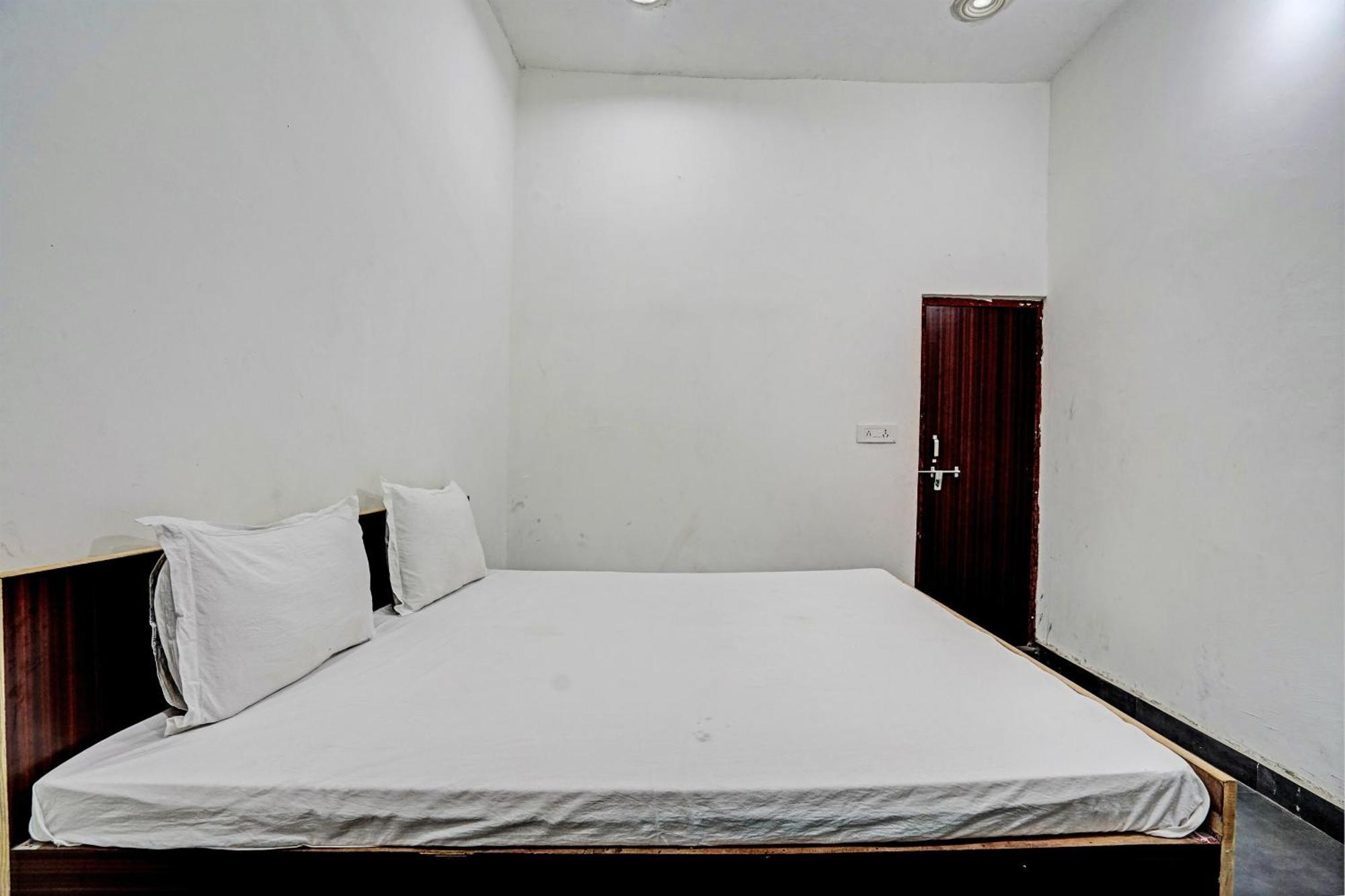 Oyo Double Ss Hotel Hāthras Exterior photo