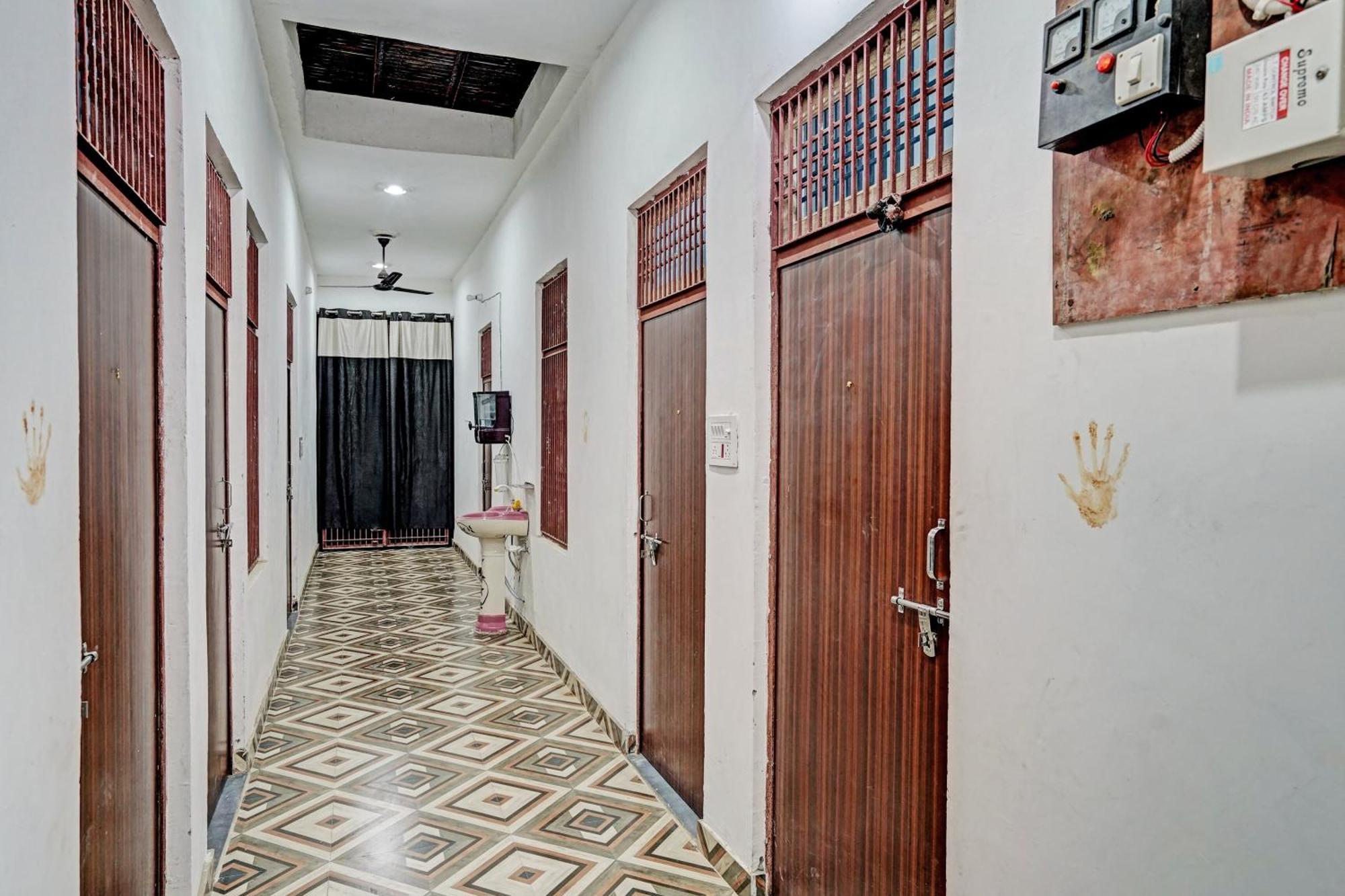 Oyo Double Ss Hotel Hāthras Exterior photo